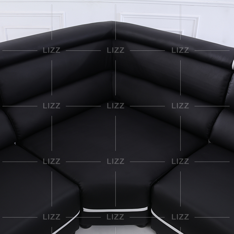 Divano da salotto in bianco e nero a forma di L quadrato floreale